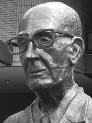 Carlos Drummond de Andrade statue